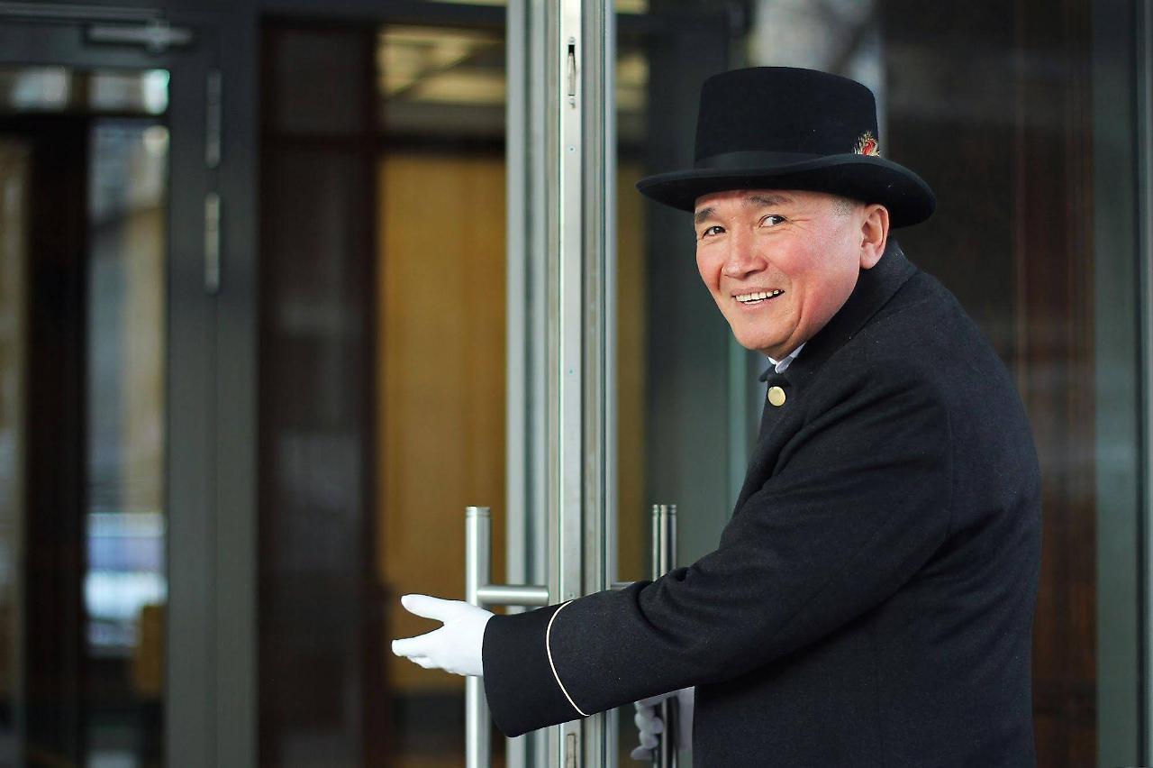 Orion Hotel Bishkek Bagian luar foto A doorman at the entrance of a hotel