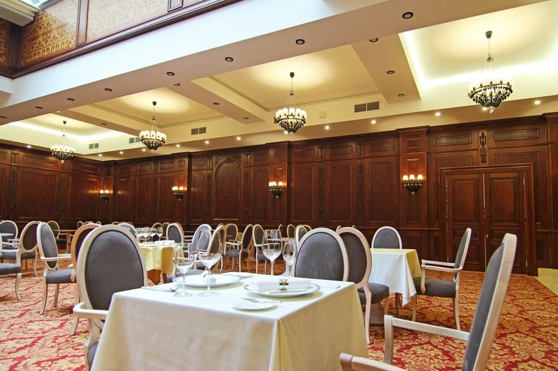 Orion Hotel Bishkek Bagian luar foto Restaurant