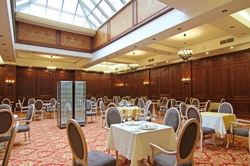 Orion Hotel Bishkek Bagian luar foto Restaurant