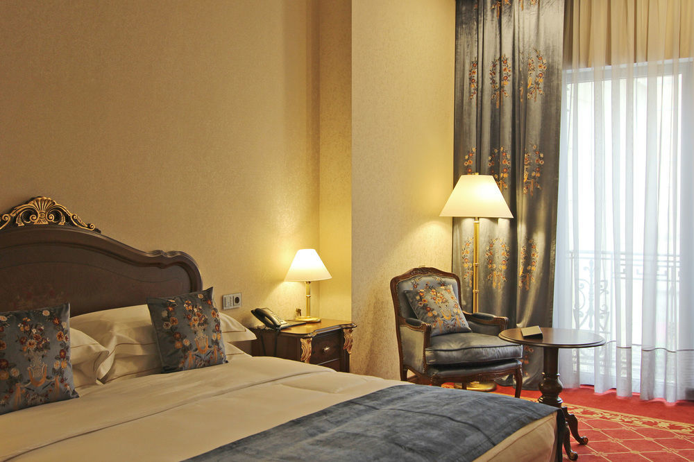 Orion Hotel Bishkek Bagian luar foto A room at the hotel