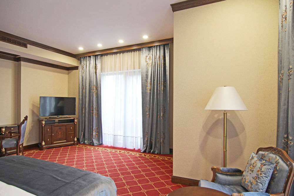 Orion Hotel Bishkek Bagian luar foto A room at the hotel