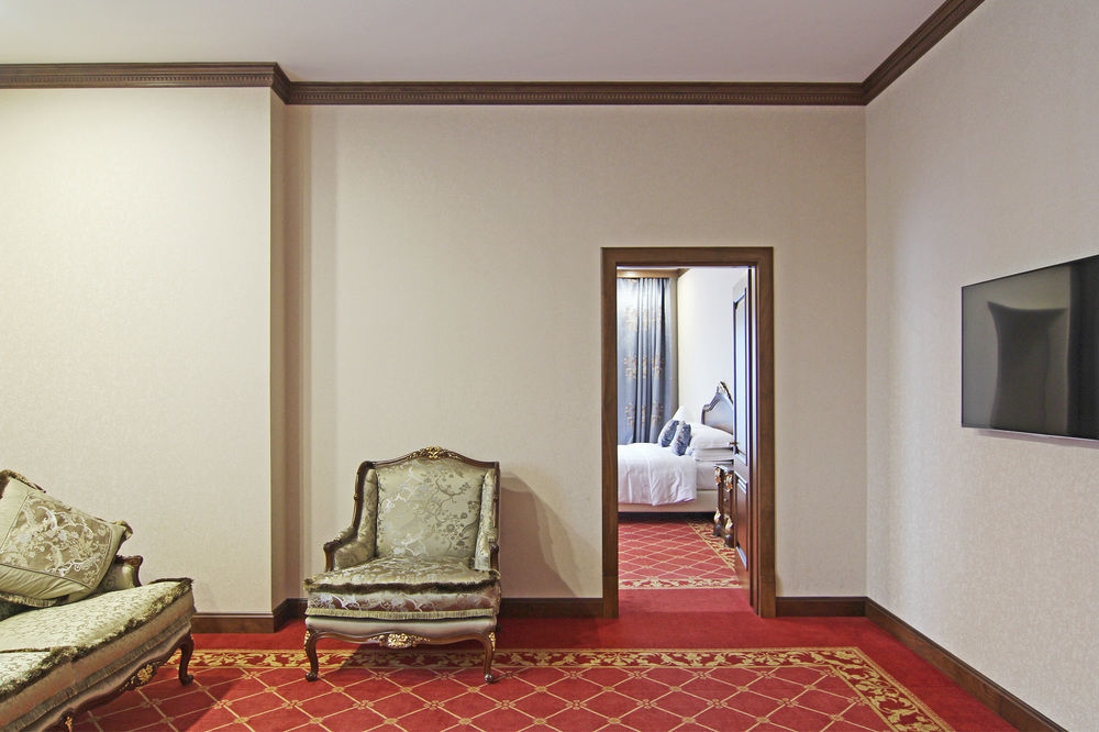 Orion Hotel Bishkek Bagian luar foto A suite at the hotel