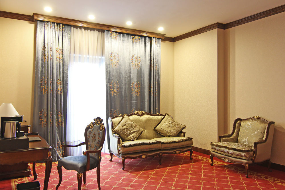 Orion Hotel Bishkek Bagian luar foto A suite at the hotel