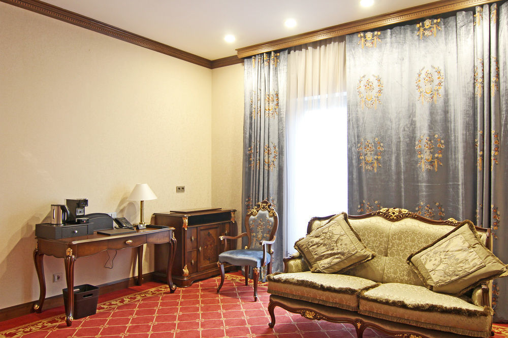Orion Hotel Bishkek Bagian luar foto A room at the hotel
