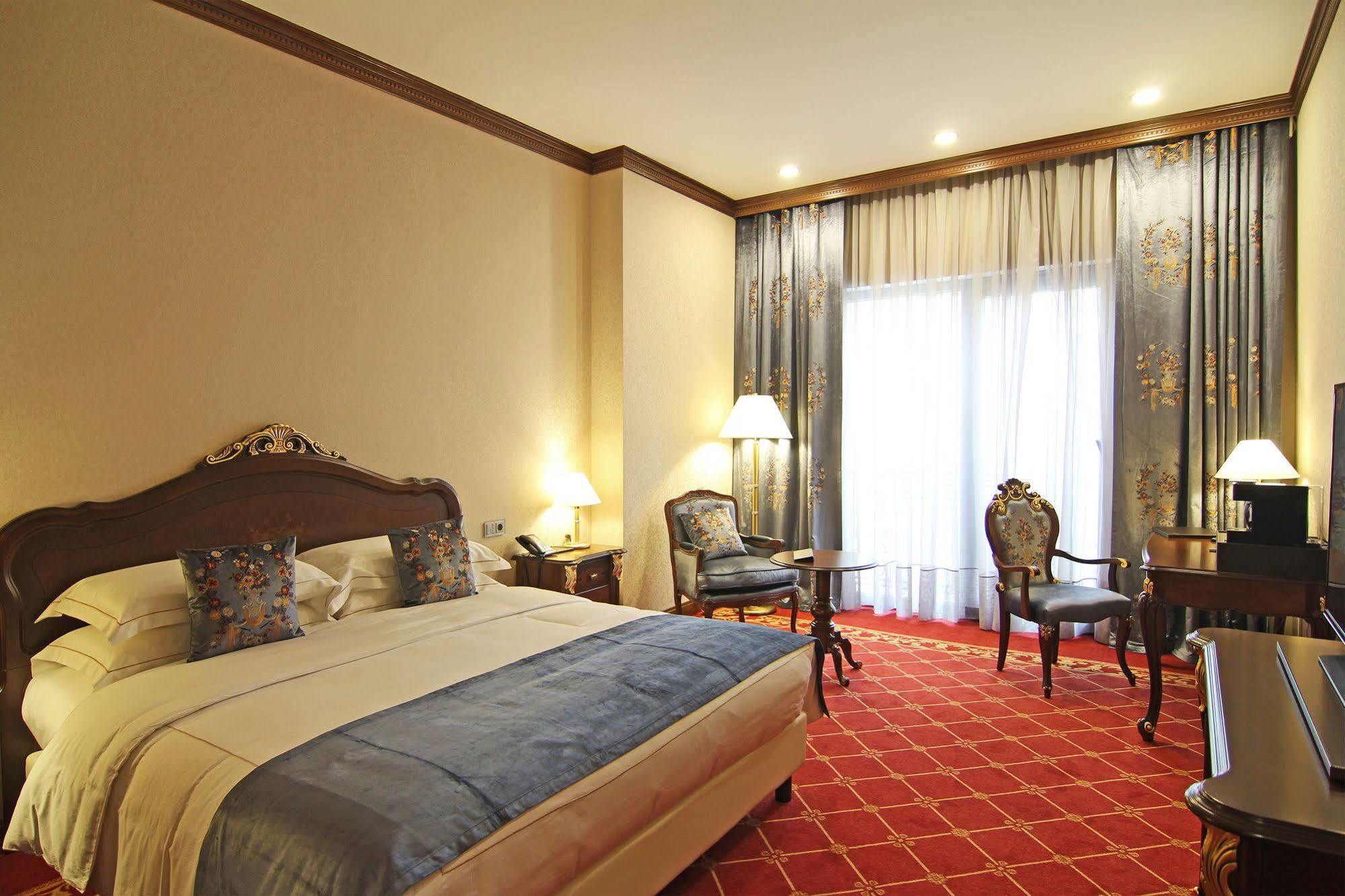 Orion Hotel Bishkek Bagian luar foto Deluxe Room