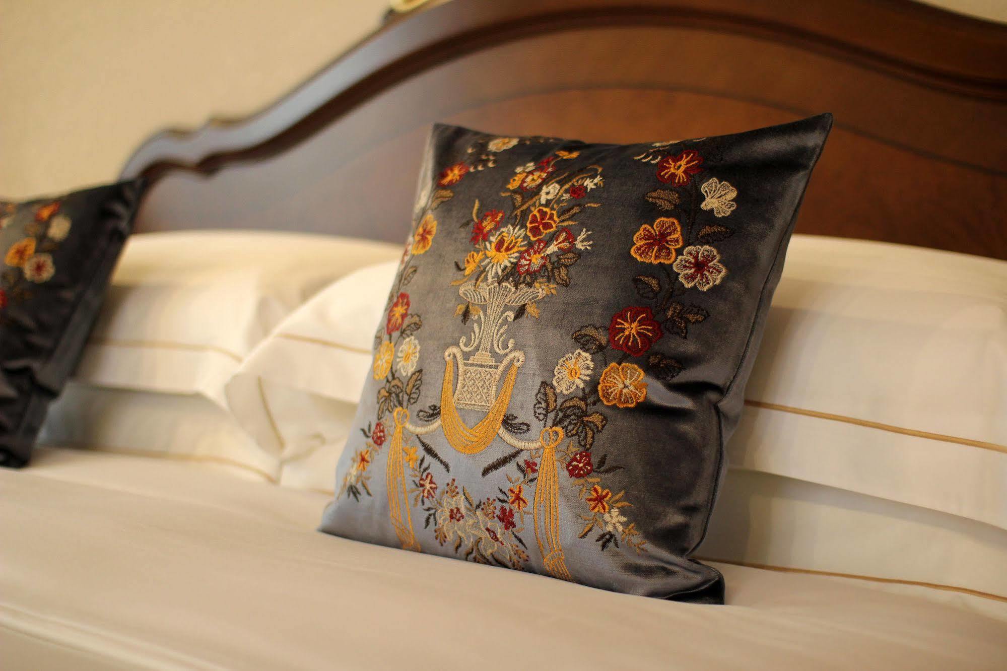 Orion Hotel Bishkek Bagian luar foto A cushion